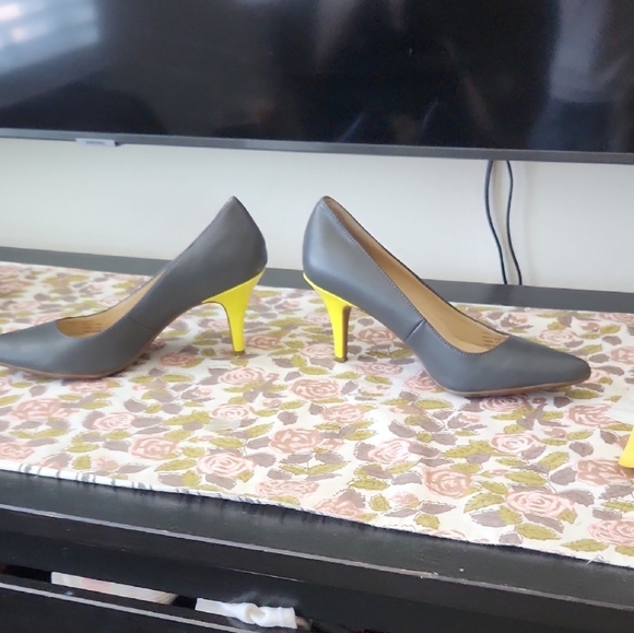 Elegant Gray and Yellow Women's Heels - Picture 4 of 4